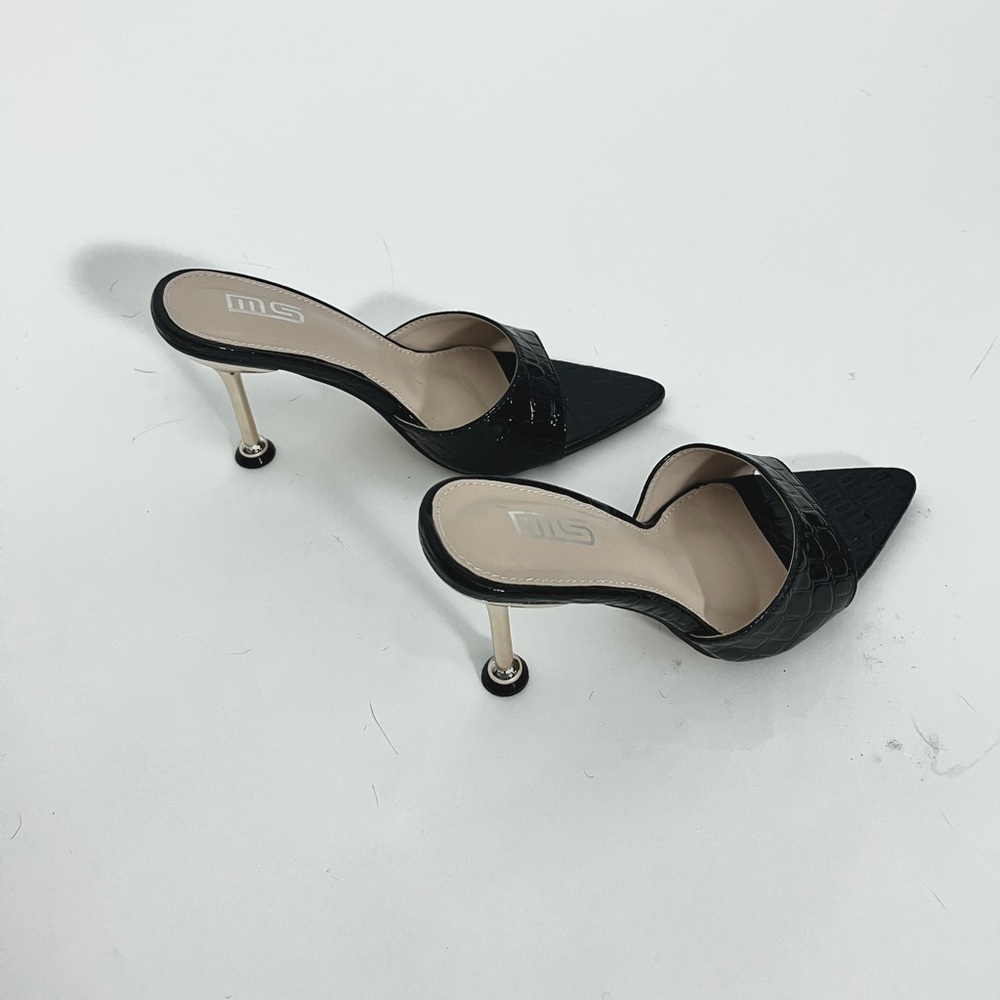 Pointy heeled sandals